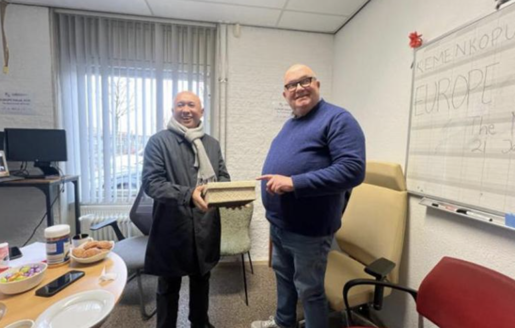 MenKopUKM Teten Masduki Tinjau e-Commerce Fulfillment Center di Belanda: Upaya Mendorong Produk Lokal Indonesia Go Global